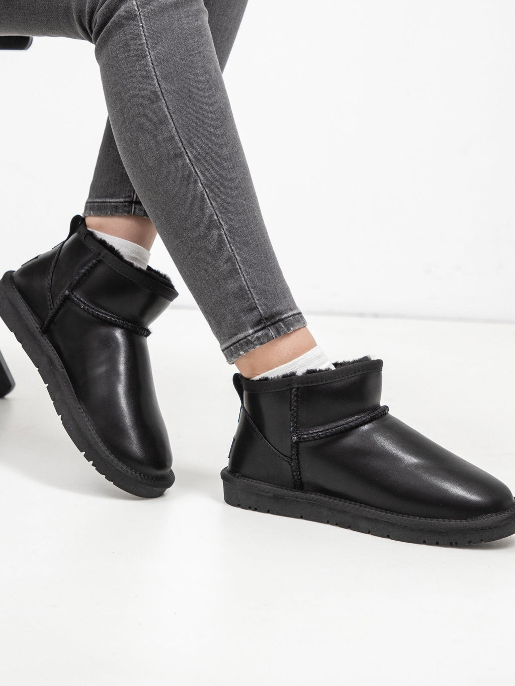 Women's leather boots with insulation