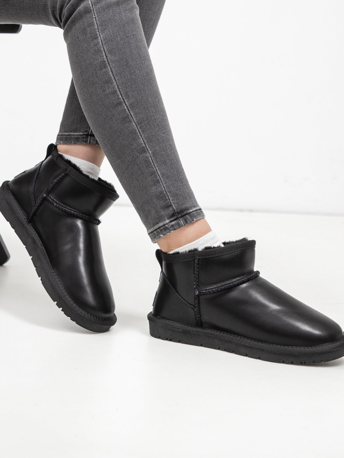 Women's leather boots with insulation