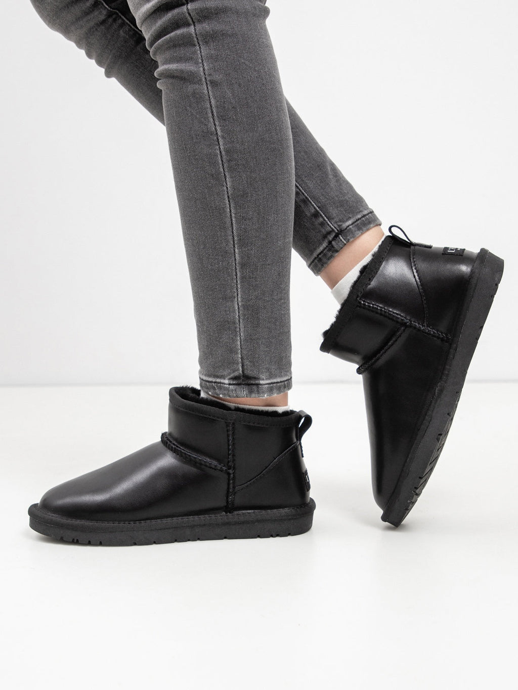 Women's leather boots with insulation