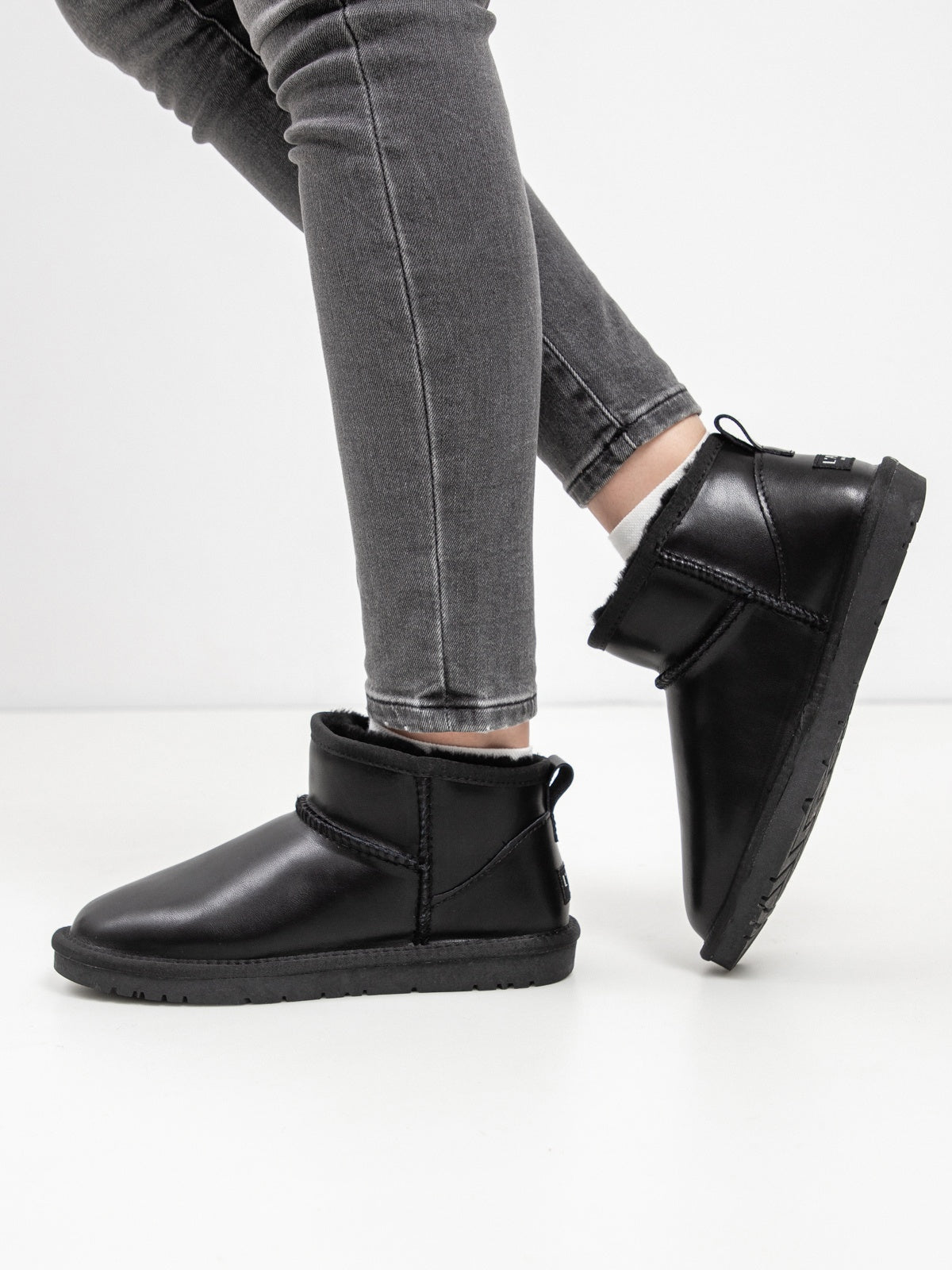 Women's leather boots with insulation